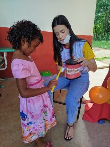 A Prefeitura Municipal, por meio da Secretaria de Saúde, realizou mais uma importante edição do Programa Saúde na Escola (PSE), reafirmando o compromisso com a promoção da saúde e o cuidado com os estudantes da rede pública. Durante a ação, profissionais da saúde estiveram presentes nas escolas para oferecer orientações sobre higiene, alimentação saudável, saúde bucal, vacinação, prevenção a doenças e outros temas relevantes para o desenvolvimento das crianças e adolescentes. Além das palestras educativas, os alunos também participaram de atividades lúdicas, triagens e acompanhamentos com equipes de enfermagem, agentes comunitários e dentistas, conforme a programação de cada escola. O PSE é uma estratégia intersetorial entre os Ministérios da Saúde e da Educação, executada no município com o objetivo de integrar ações de saúde e educação, contribuindo para a formação integral dos estudantes. A gestão municipal segue firme no propósito de investir na saúde preventiva e garantir que nossas crianças cresçam com mais informação, cuidados e oportunidades.
